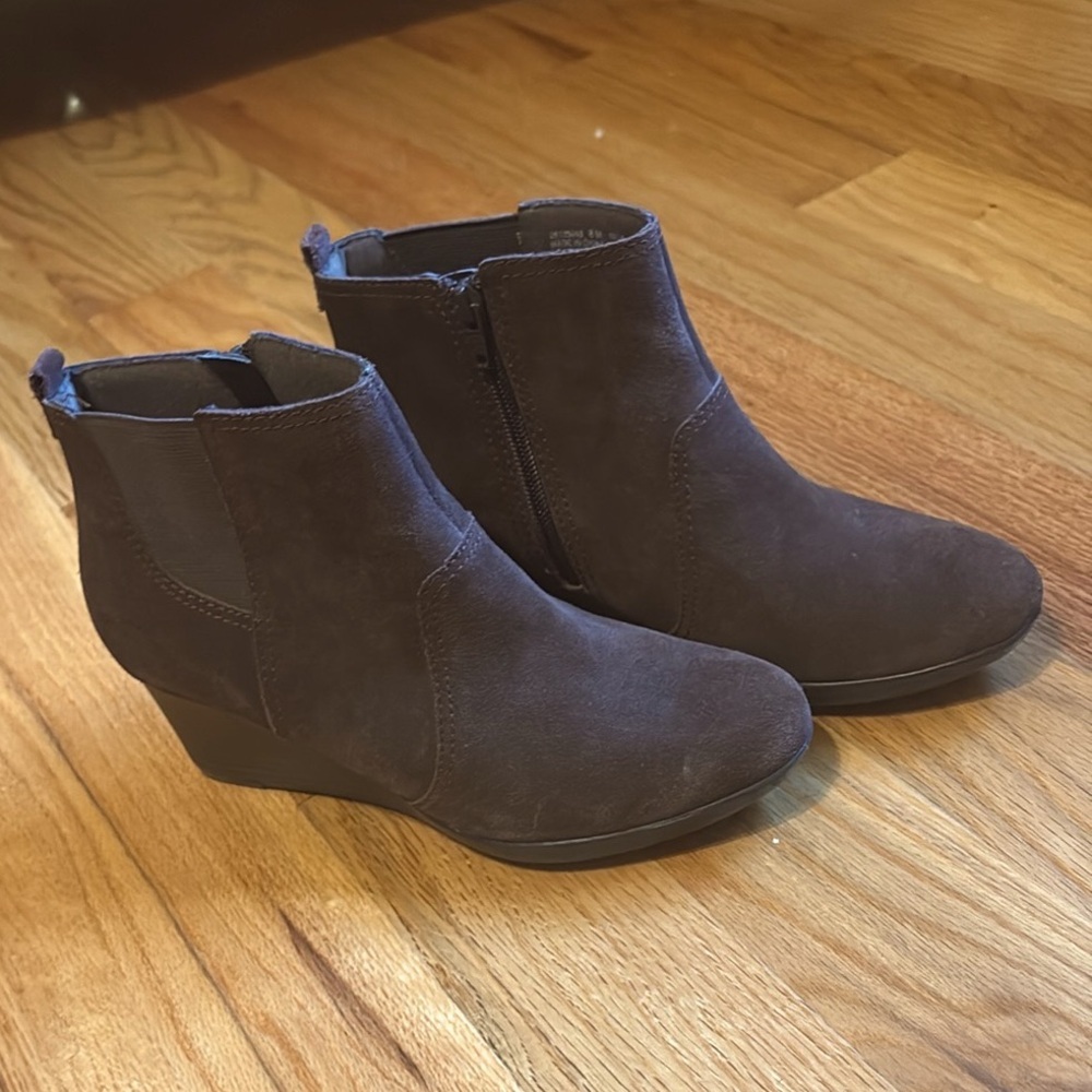 Clarks Women's Crystal Quartz Suede Ankle Boots in dark brown, Size 8 - Picture 2 of 8